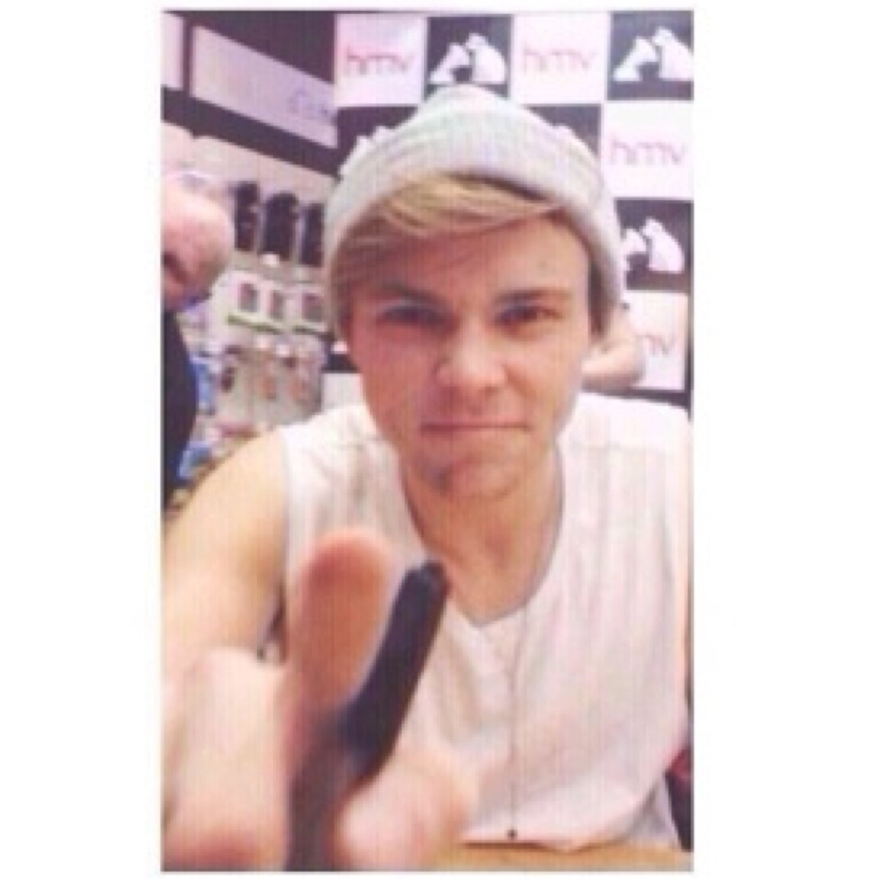 You just got a free follow from @grace4sos pleas follow or this acc will unfollow you she follows back