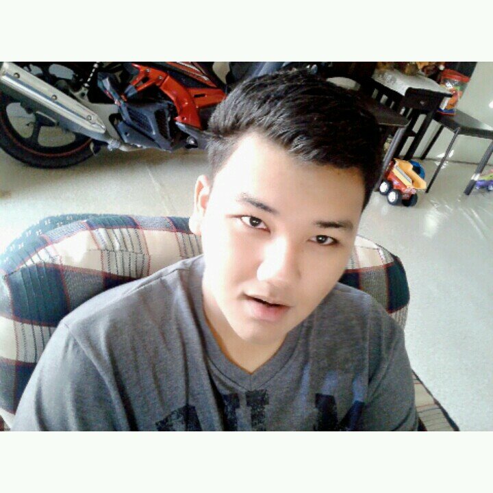 HELLO...i'am eone..call me eone je...i from malaysian....=___+ i;am16old....follow me..=P hahahaha love k-pop songs...{buwdax penari hahah}
