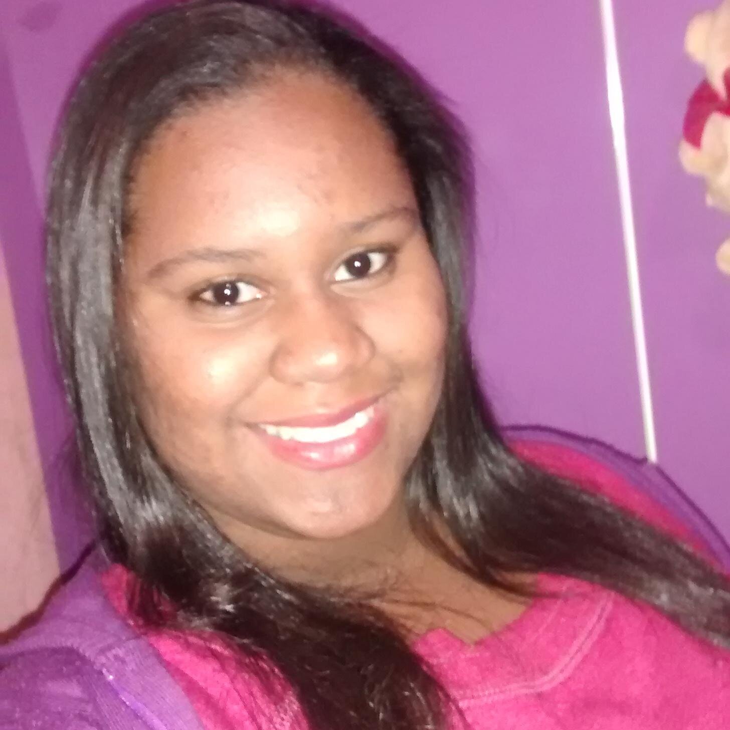 Sou uma menina sonhadora sempre em busca de realizar meus sonhos.
