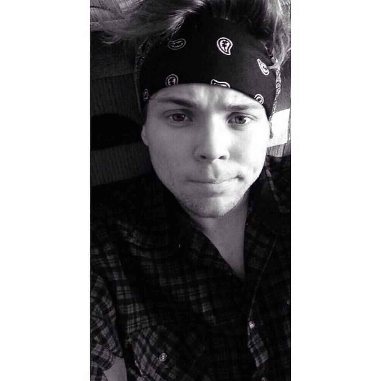 Follow @jecxymuke and RT her spams to Luke for 4 follows