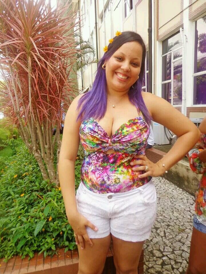 Feliz demais, por ter o amor do meu Deus,  da minha familia e dos meus amigos, e Ser Feliz é o que importa REALMENTE ♥