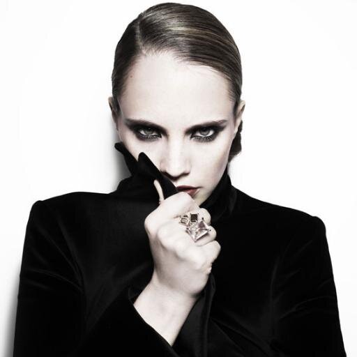 Anna Calvi Retweeter