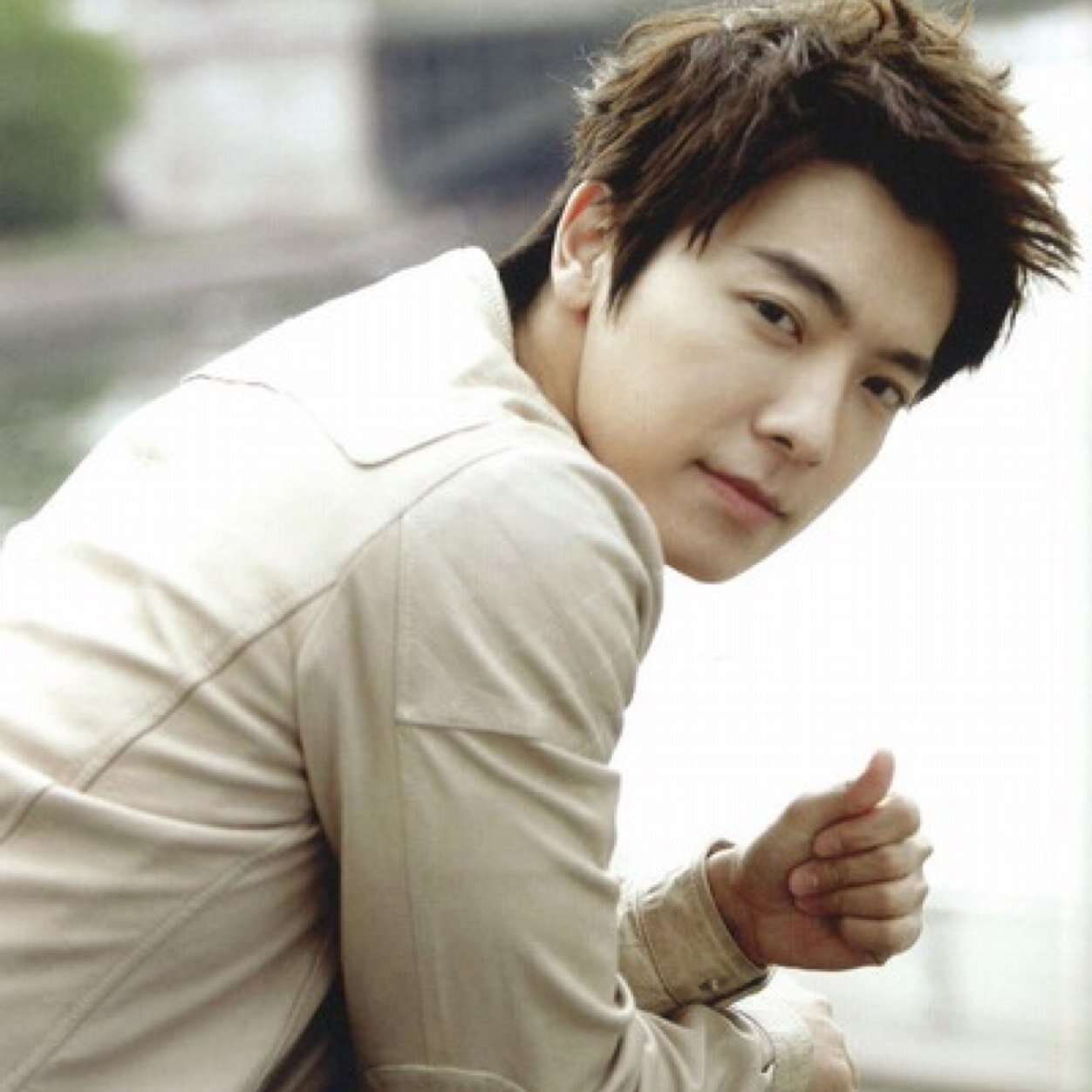 Hello! ผมลีทงเฮ สุดหล่อของวง หลายๆคนอาจจะไม่รู้จักผมดีนัก มามะมาคุยกับผมดู. ส่งดอกไม้