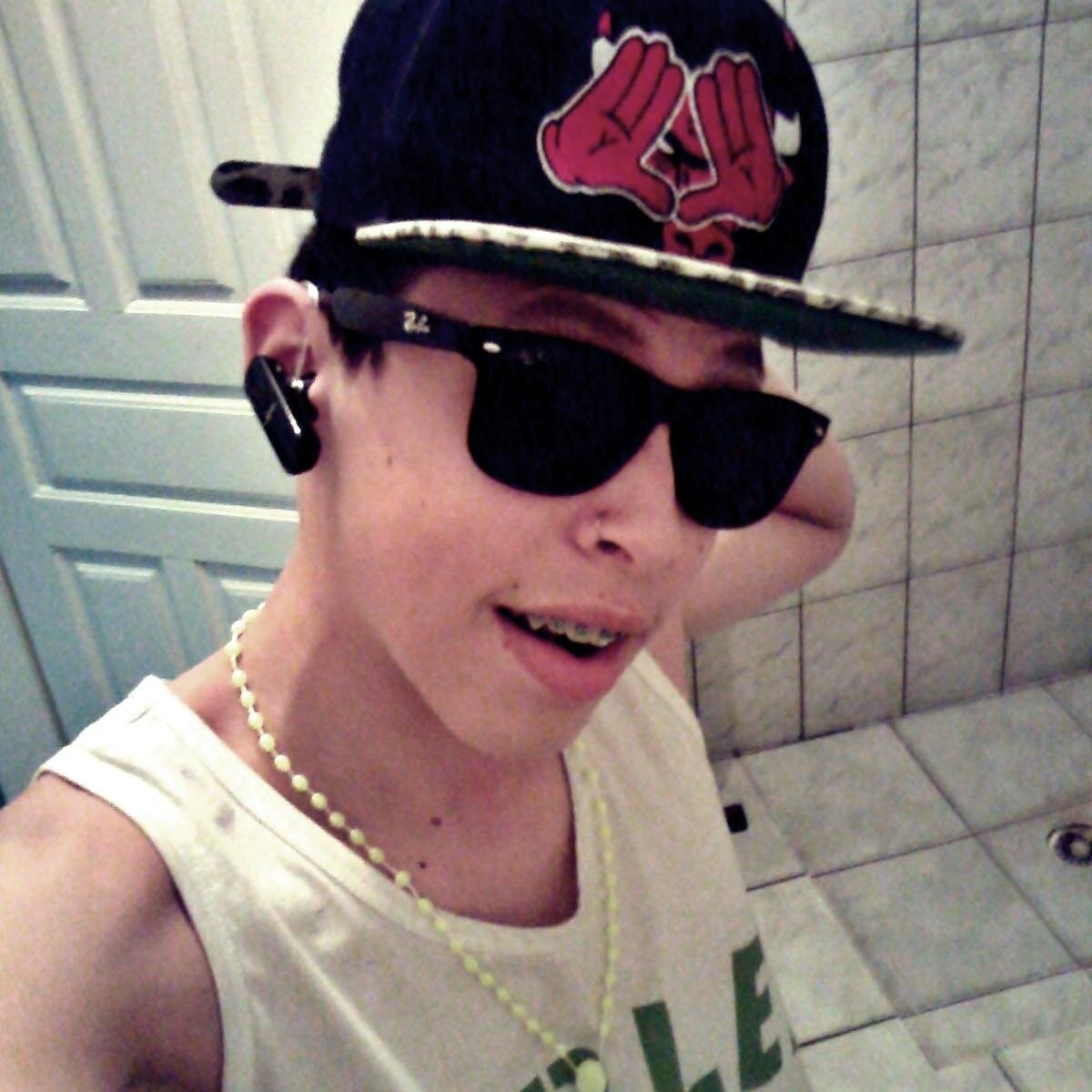 vem comigo,posso te fazeer feliz ?

Boylieber