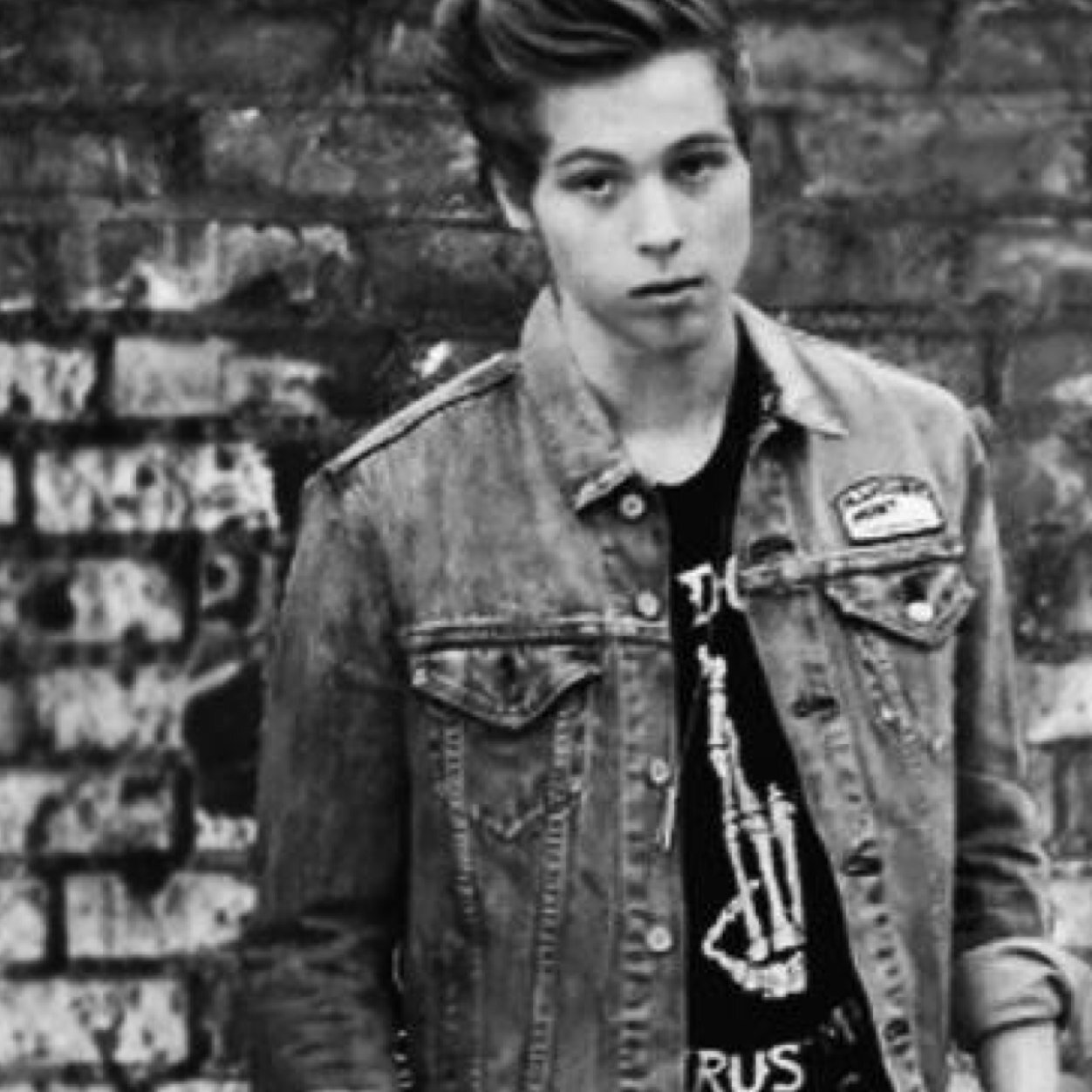 follow @CLIFFOCONDASH please she gave you a free follow :) x