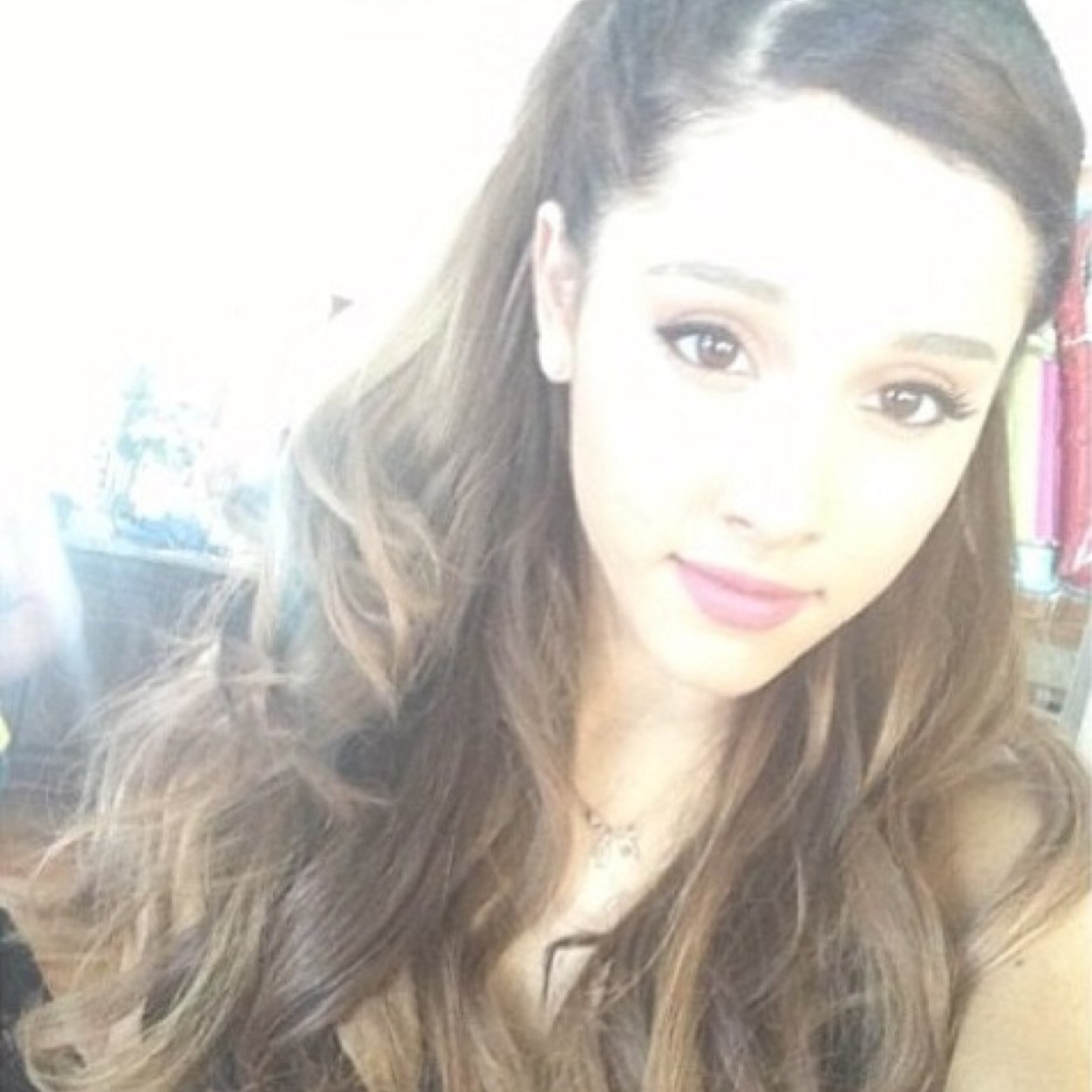 hiii please follow @ihonordemetria ilysm and ur beautiful! thank u so much lovely :)
