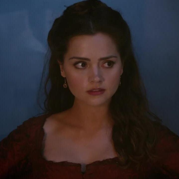 'ello, loves! Clara's m'name, so what'll your orders be, then? (RP Account, some 18+)