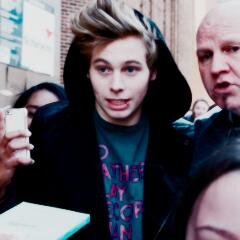 halfaheartchris's profile picture. Falling down in this dark deep