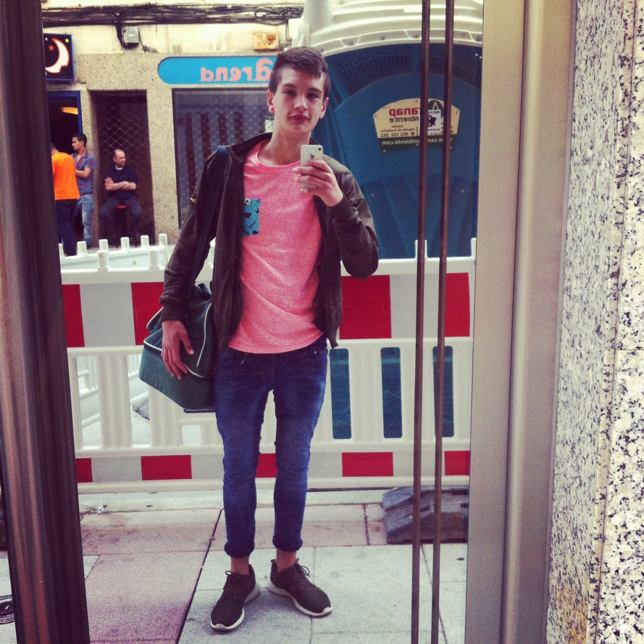 ''No se necesita a mucha gente para ser feliz, sólo a unos pocos que verdaderamente te aprecian por lo que eres.''