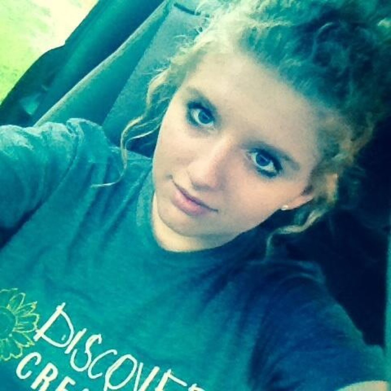 Blonde hair and blue eyes, 17yrs old. ,4-H. senior@wccc, lebanon, instagramn: CallieMaeBanks