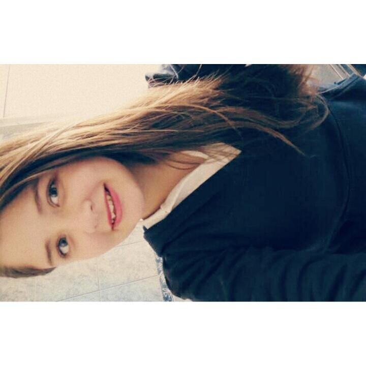 soy rubia de ojitos azules me gusta mucho la musica  tanbien me gusta pasar tiempo con mis amigas y disfrutar cada momento de la vida personas qe mas quiero *-*