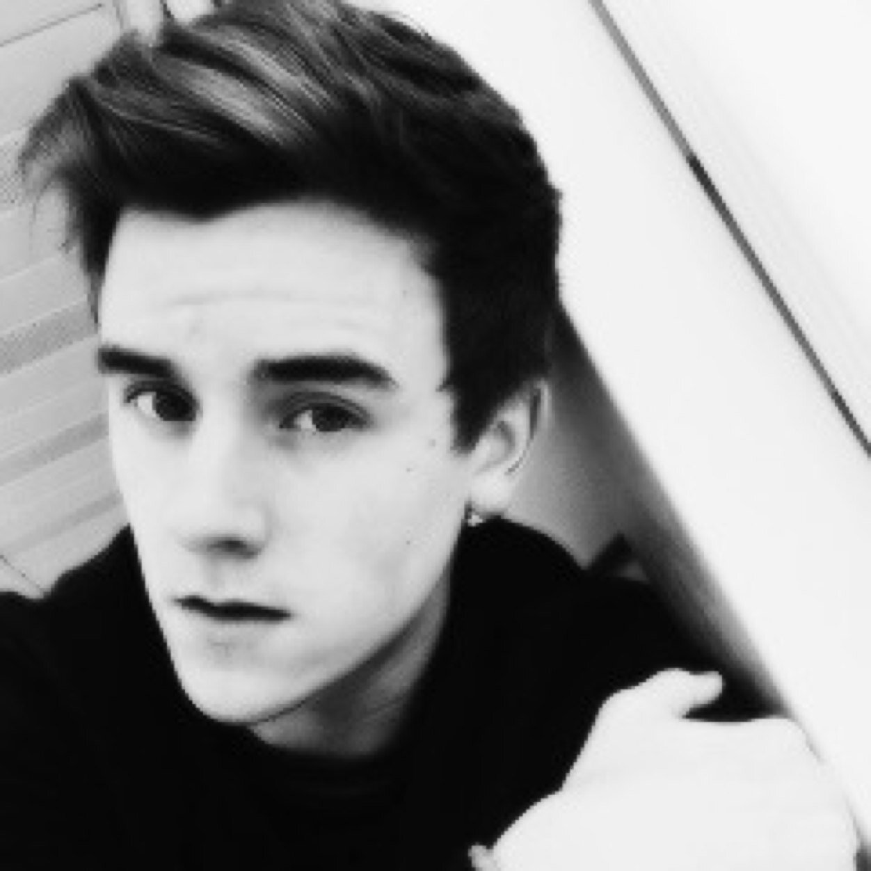 frantasaved's profile picture. smile bc connor follows you! :) feel free to follow my personal @frantauniverse