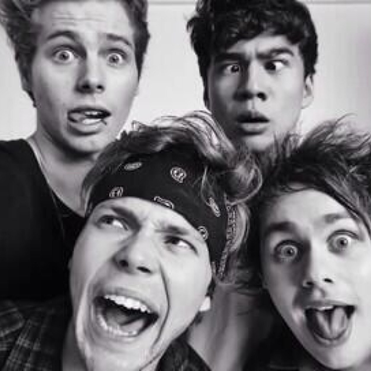 Free follow because your fuckin awesome (◕‿◕✿) thats why. ( @largepizzaluke )