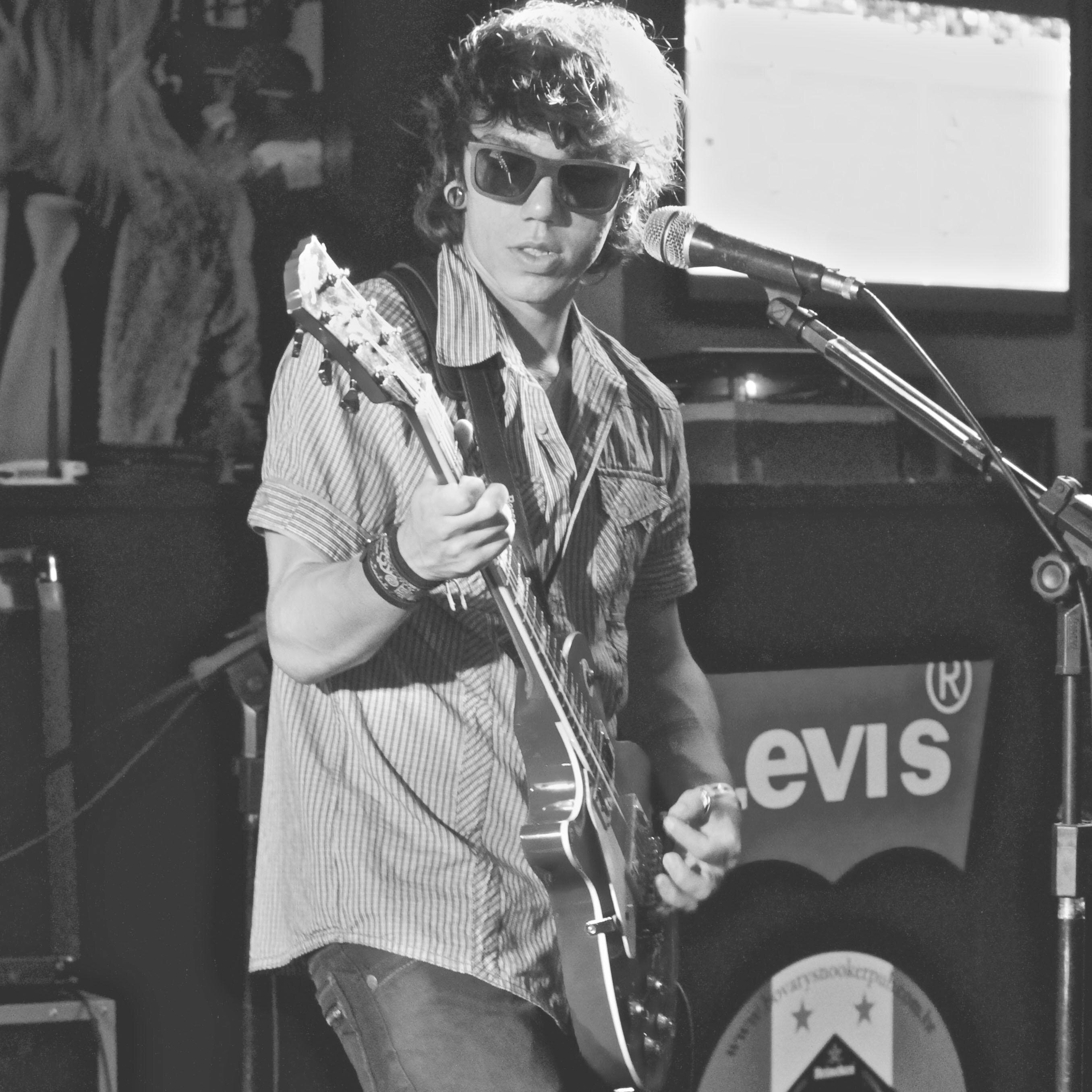 Guitarrista e Backing Vocal da @alagadosrock.