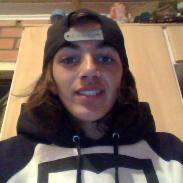 Bonita igual a Barbie, e fuma igual o Bob Marley