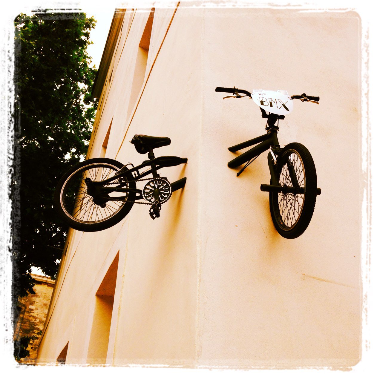 👨🏻‍🎨 artiste français qui accroche des vélos sur les murs des rues du monde 🌎 en toute illégalité! légitimité pardon