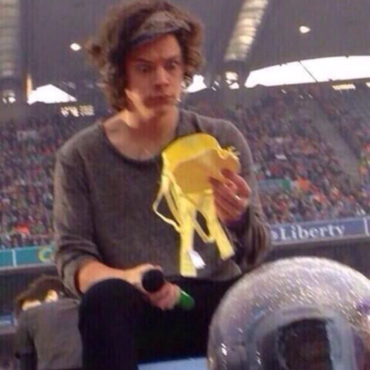 Just some of Harrys bra catching lol ♡Follow @smexy5SOS and for good headers and icons, go follow my homie @yoloheaders ♡