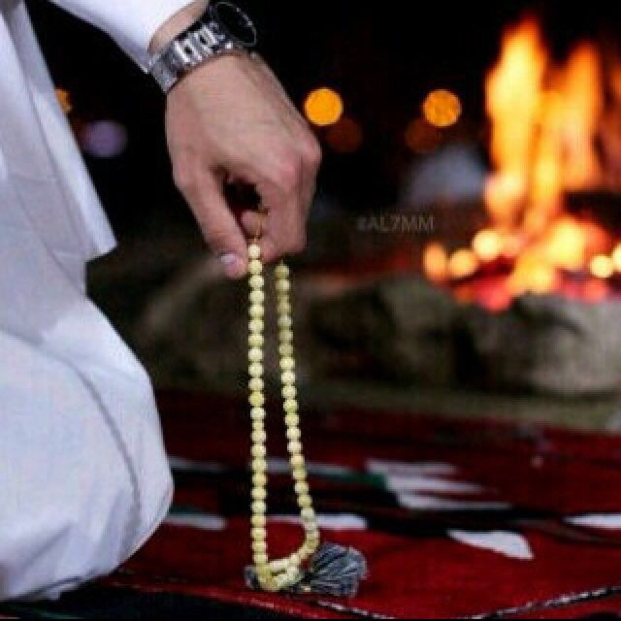 ﺃﺑُﻜَﻴُﺘِﻨَﻲْ ﻭَﺃﻧُﺎِ ﺃﺣِﺴُﺒَﻚْ ﺗِﻜُﺮَه ﺑُﻜَﺎِﻱ***َﺄﺛِﺮُﻙْ ﺗِﻠَﺬِﺫ ﻓِﻲْ ﺩِﻣُﻮَﻋُﻲْ ﻭَﺃﻧُﺎِ ﺃﺑُﻜَﻲ
صَمتٌ وصَمتْ ..
وفِي القَلبِ آلفُ حِكَايہ  .