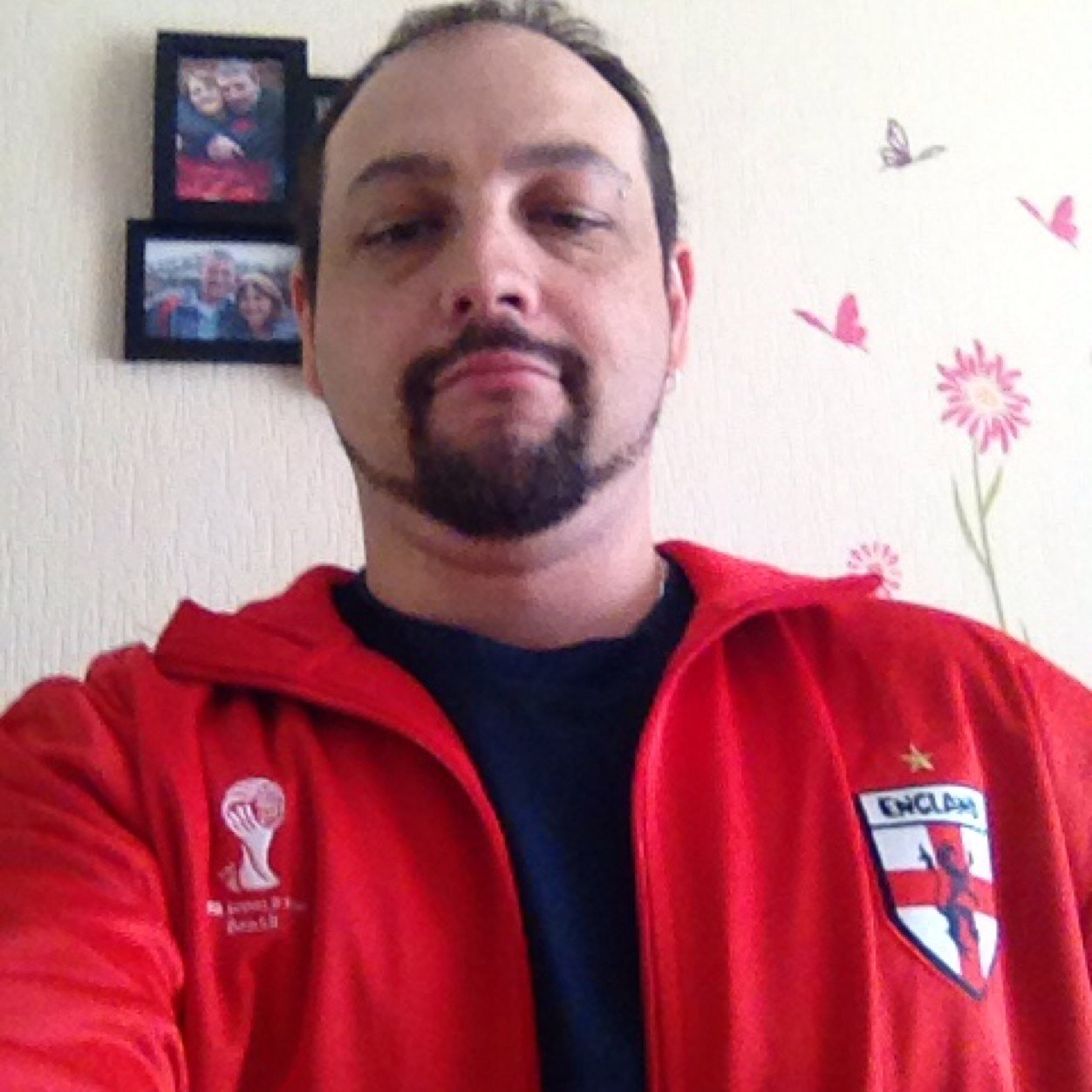 I have 3 love in my life 
1) my famliy 
2) man utd
3) Englands three lions 
Im in full time work and lovein my job