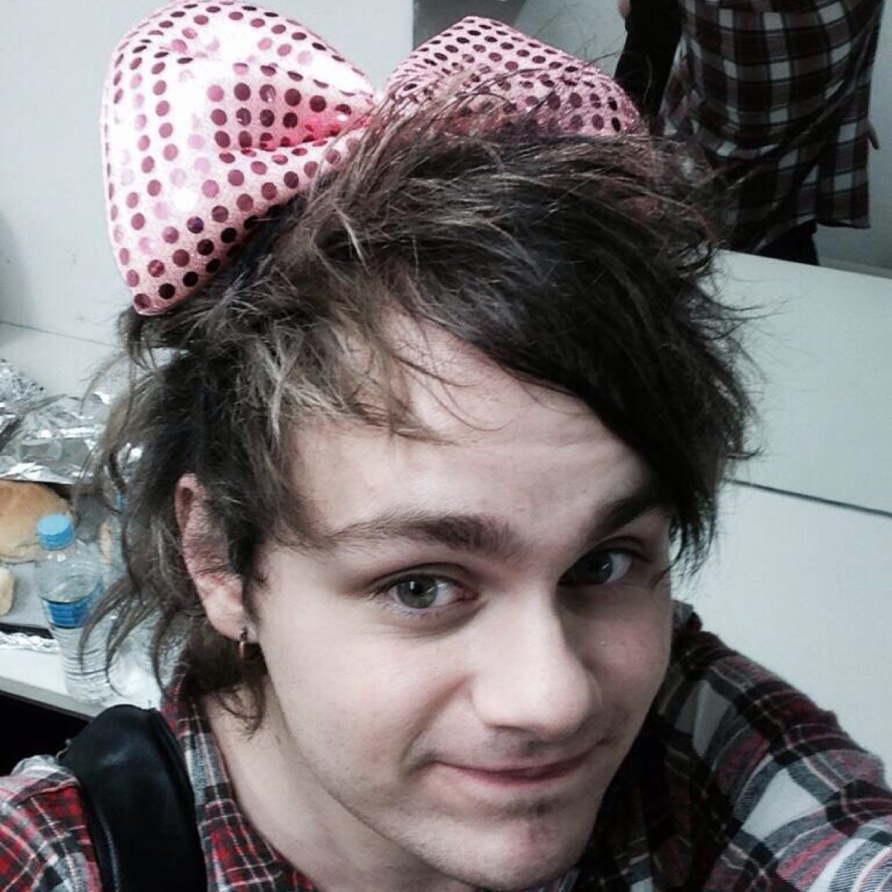 Go follow @Mukeisfab and go read http://t.co/r2RKZ5D6pm♕luke-hemmings♕