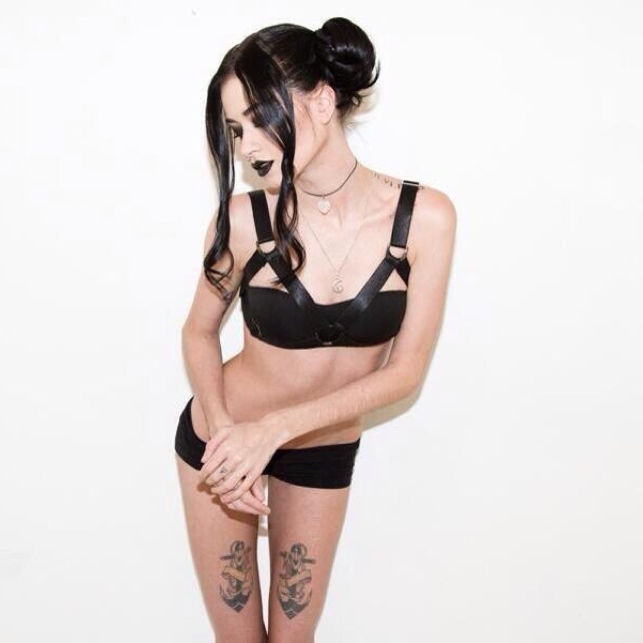 CW: huge UGW: snowflake. 19 jus another lost soul trying to find its way~ cat/ana/mia/deb/selfharm for 8 years, warning: triggering page ; i follow back.