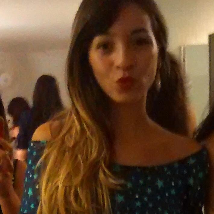 Sorridente; Animada; Tecnóloga em Logística; Bilíngue; Totalmente abençoada por Deus.