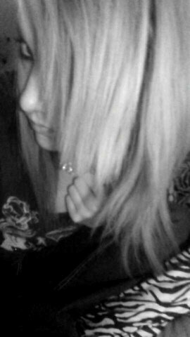 snapchat-emokitty33           im bisexual,& shy. but careful, i bite!!!! ♥