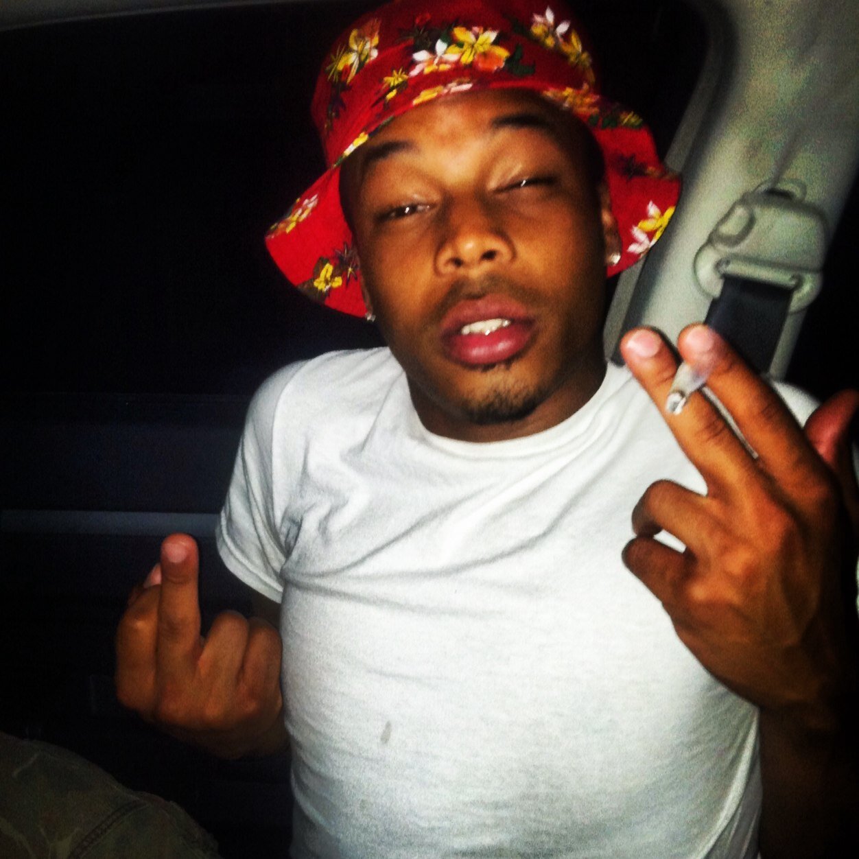 YoungTroy_'s profile picture. #90sBaby.  
#Skins & #PaperPlanes