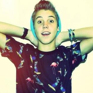 Matthew Espinosa || 19 || single-bisex || sono un maniaco senza cuore