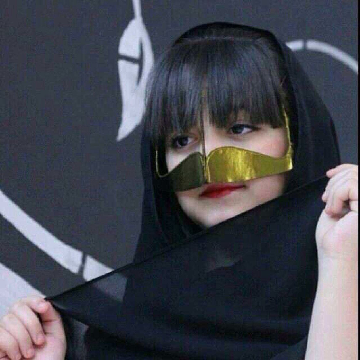 مهره،وحساسه،وهيبة شيوخ تحب لكن ب العقل ،والركااده ماهوب حي الله تبي أي مطنوخ من صغرها ماتعشق الا السياده ياميه ي عين أبوي
