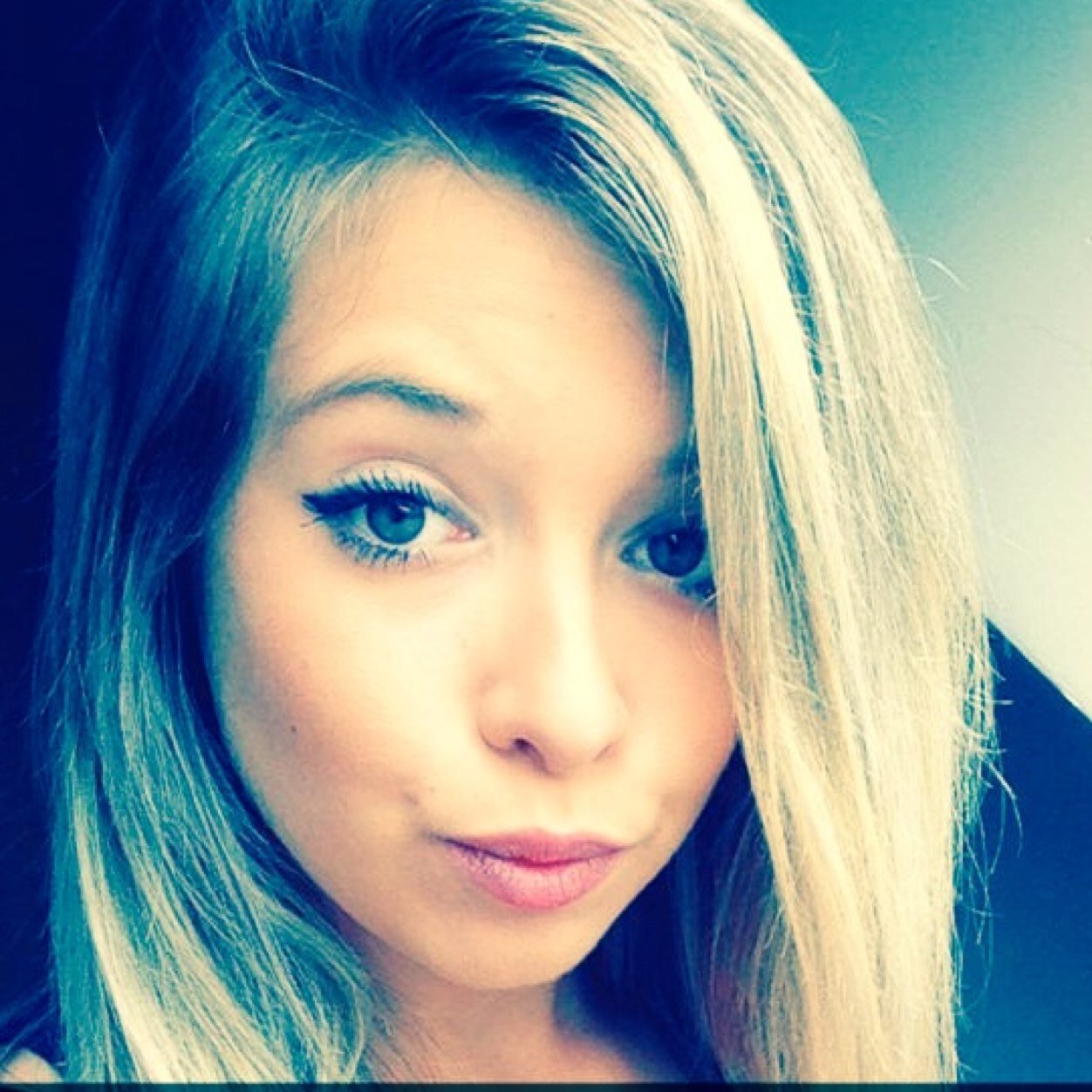 _Ooups's profile picture. Trois choses sont fugitives : l'écho, l'arc-en-ciel, la beauté des femmes.-