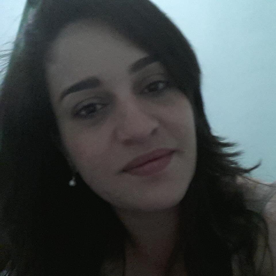 Sou universitária estudante de direito... Sou uma pessoa alegre de bem com a vida!!!