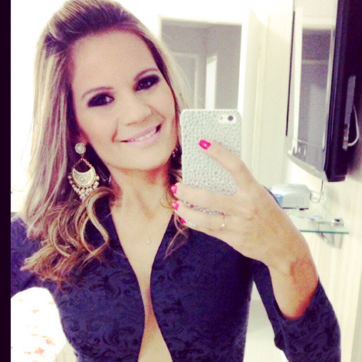 Mãe de 2 crianças mais linda desse mundo (Marianna e Arthur),casada e muiiito feliz.
