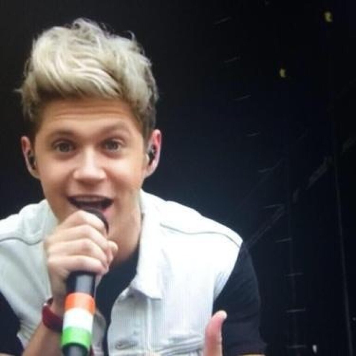 Follow @horanpopcorn (please never give up on getting noticed by your sunshine, if i can find you, he can too!!!!)