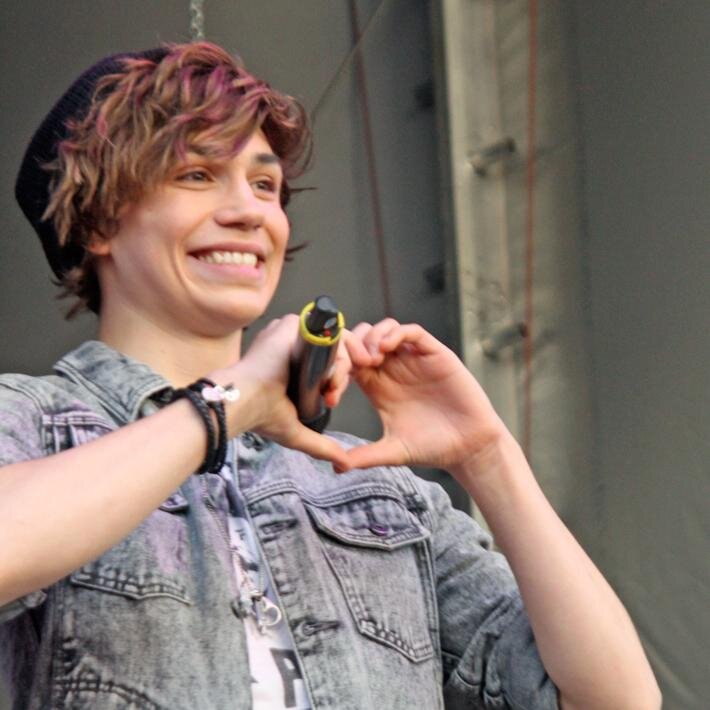Fan account for UJ. Been a fan since day one, #JCAT ❤️All follows returned. Finding you is so hard, but loving you is easy♫♪