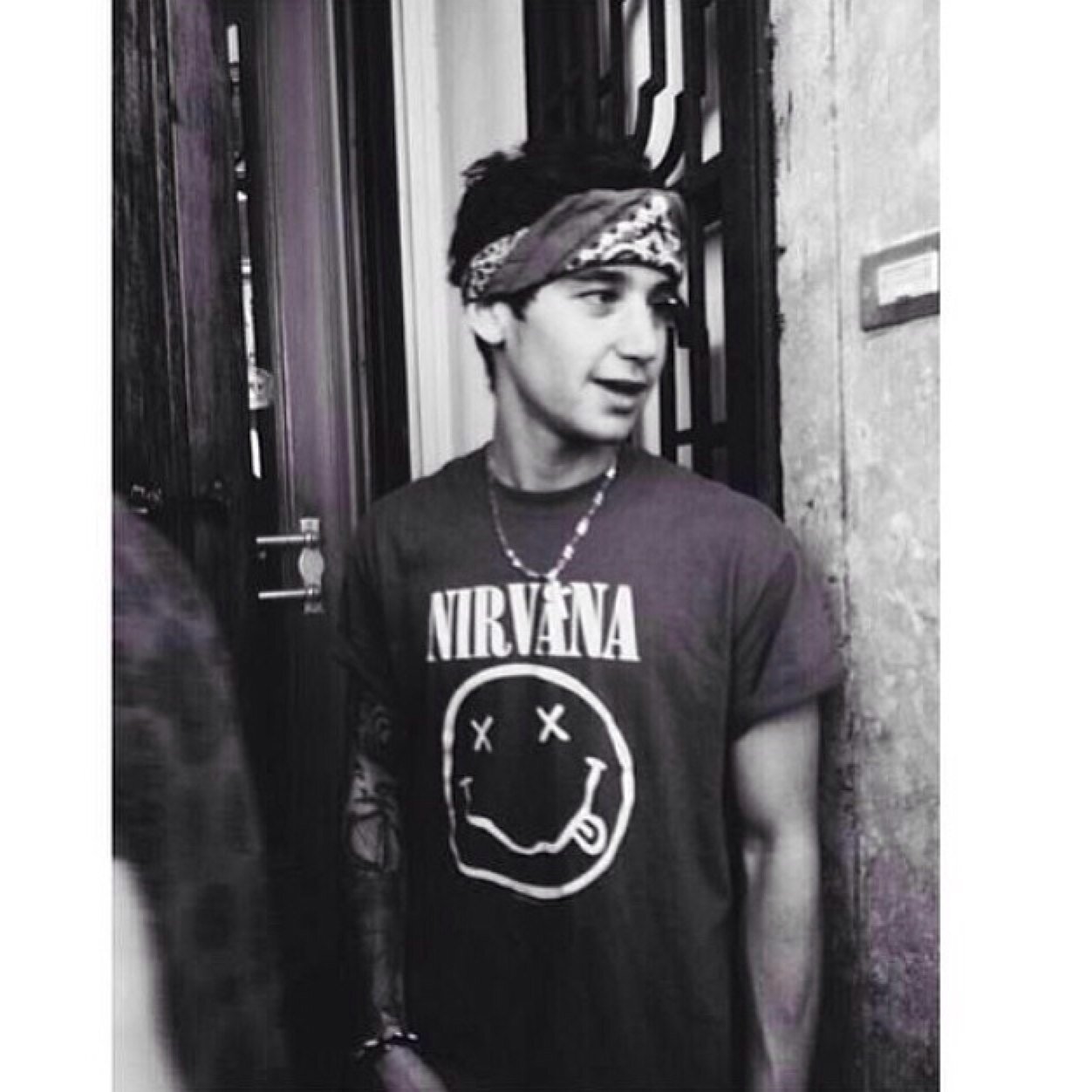 I gave you a free follow, so could you please follow @jaiyouaremine Thankyou!!❤️