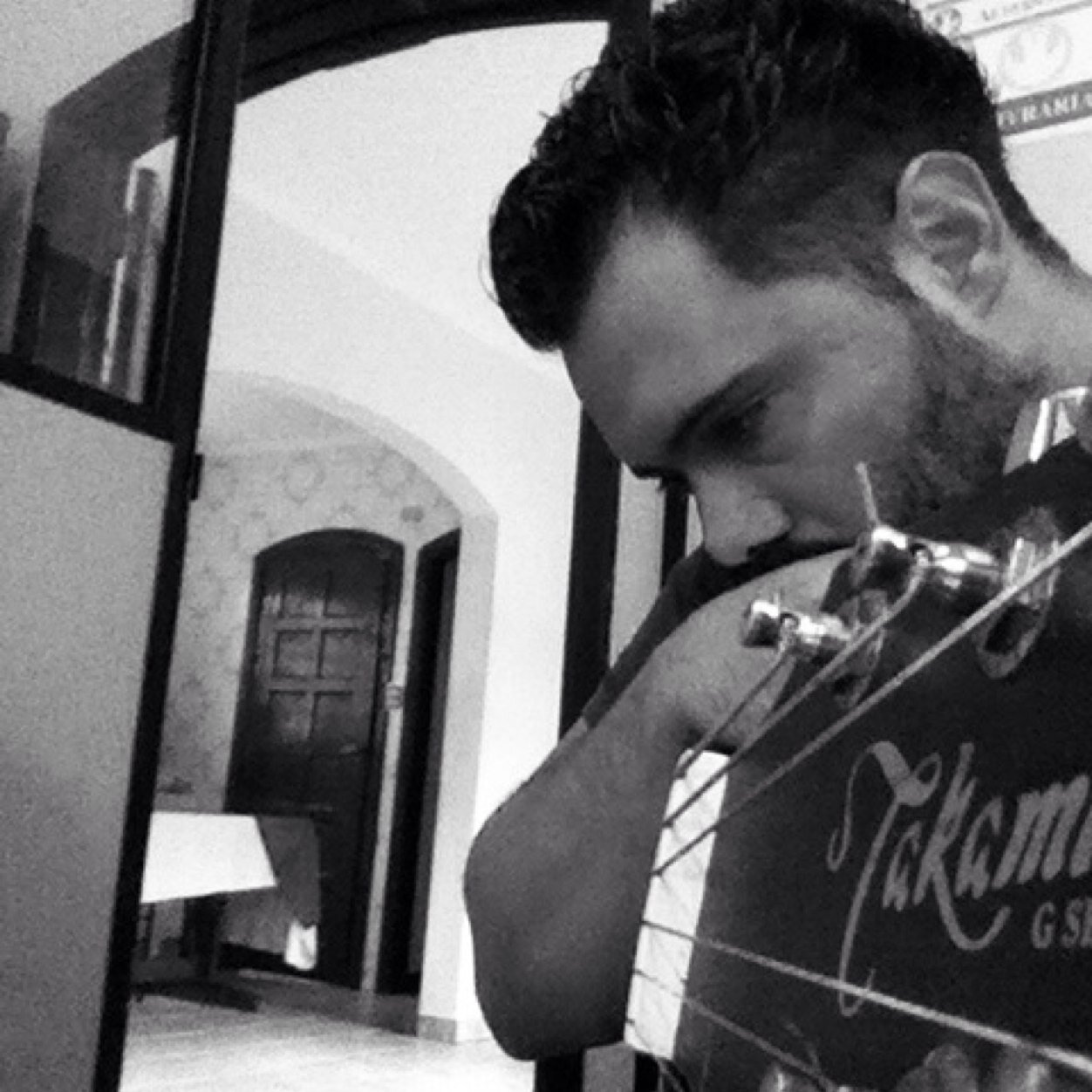 Sou guitarrista e violonista. Amante da música!