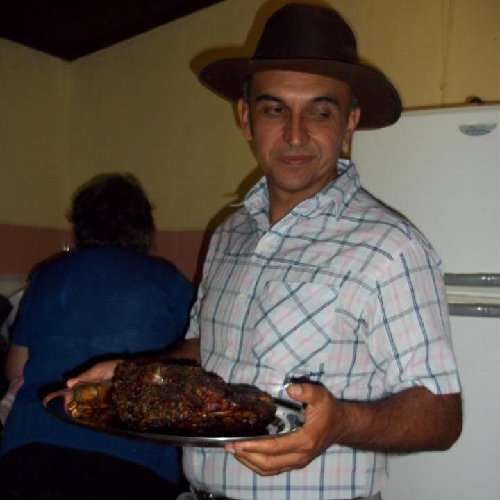 Amo la naturaleza, el campo y la radio. Mis hobbies, cocinar en mi horno de barro y pescar... Dicen que una estrella marca mi camino.