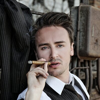 bromtats70's profile picture. Жизнь учит человека постоять за себя. В очереди.