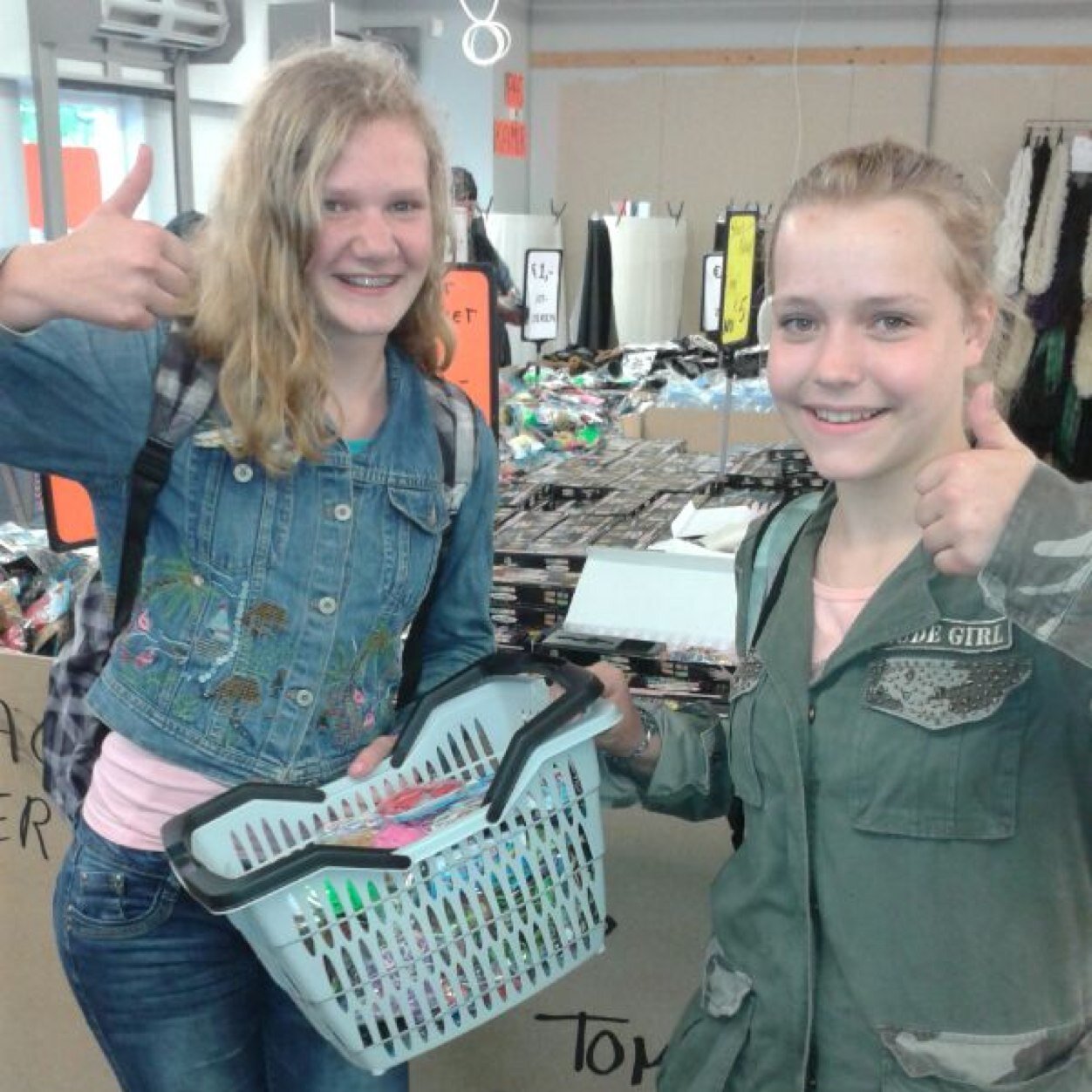 Wij zijn FUNLoomerzz en we maken video's over loombands, waar je ze koopt, hoe je ze maakt etc. 
Ook kan je bij ons bandjes kopen of bestellen please volg ons