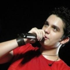 A gente é assim temos tantas coisas em comum, vc tem marca em mim e pra vc não sou mais um, assim é o nosso amor tão forte como a noite, perfeito como o dia...