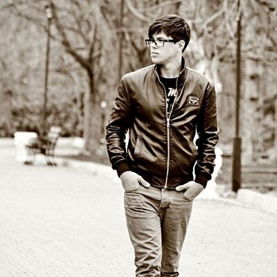 mistheft79's profile picture. Поцелуй между женщинами означает только, что им в эту минуту больше нечего делать