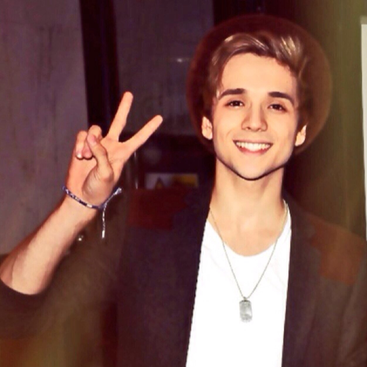 We're doing a fanbook for Elyar's 3rd year of Youtube videos ! Tweet us if you want to participate