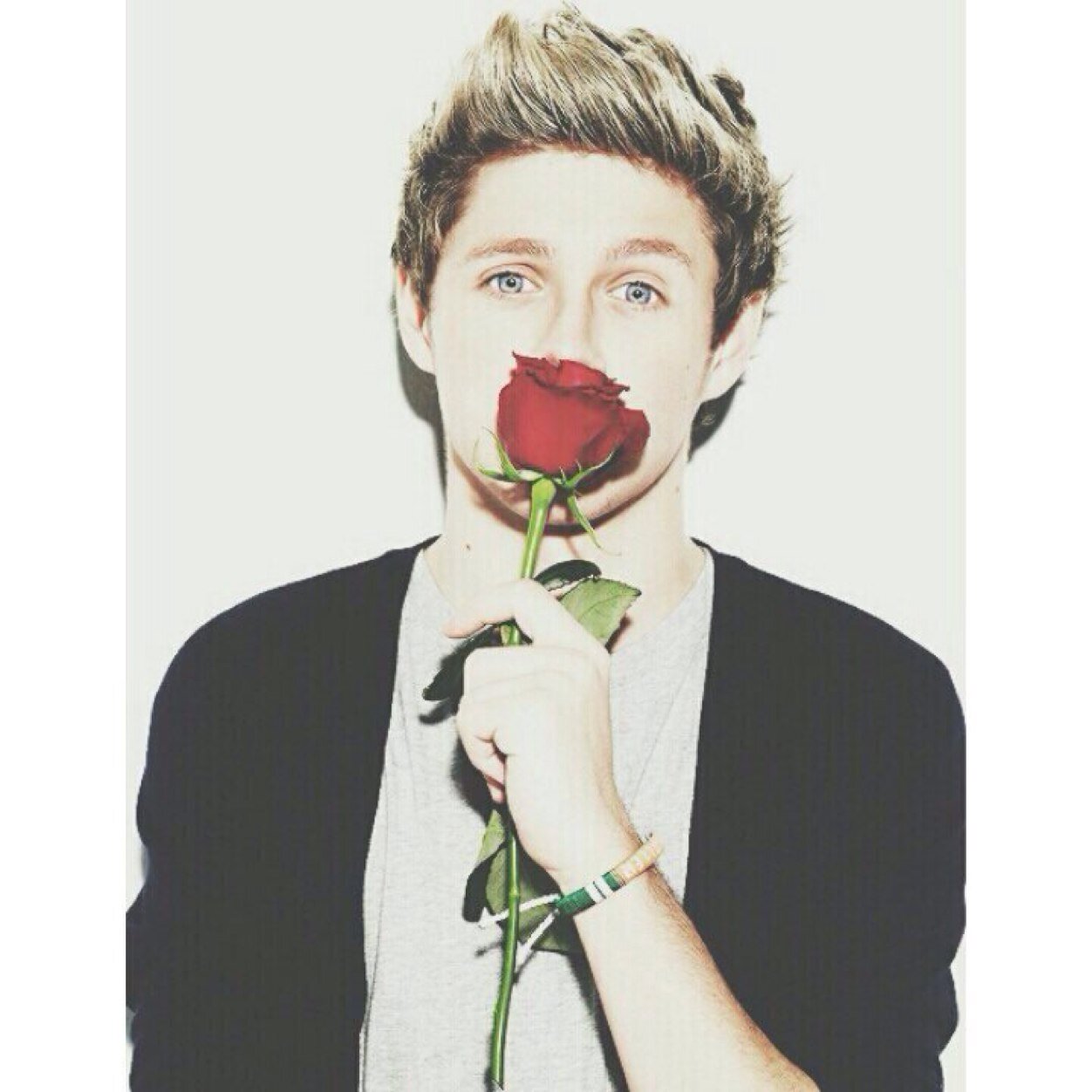 hookzouis's profile picture. I just gave you a free follows so pleare retweet link in bio & follow @izayniesmiles & ask for a fb ❄️