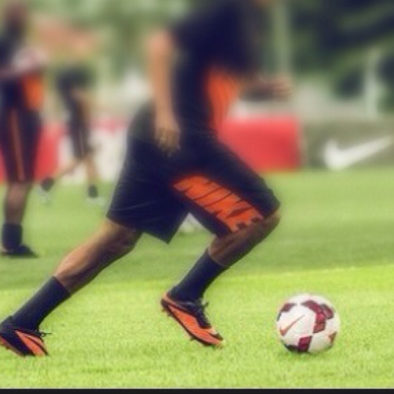 Tweeting the life of a soccer player in 140 characters or less