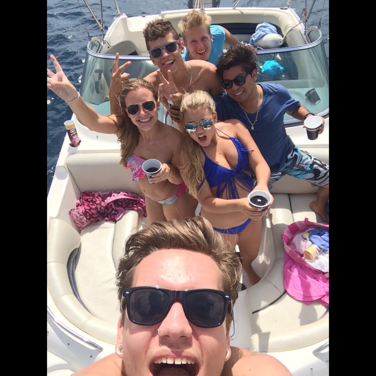 Freakshowriot's profile picture. Made in Holland- Raised in Paradise Hospitality and Events student in Amsterdam
Instagram: freakshowriot