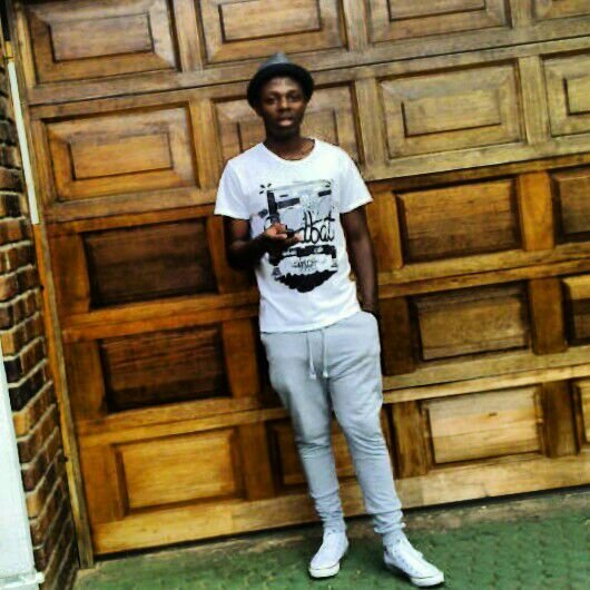 Mpho_Ts's profile picture. One planet is all yuu get...