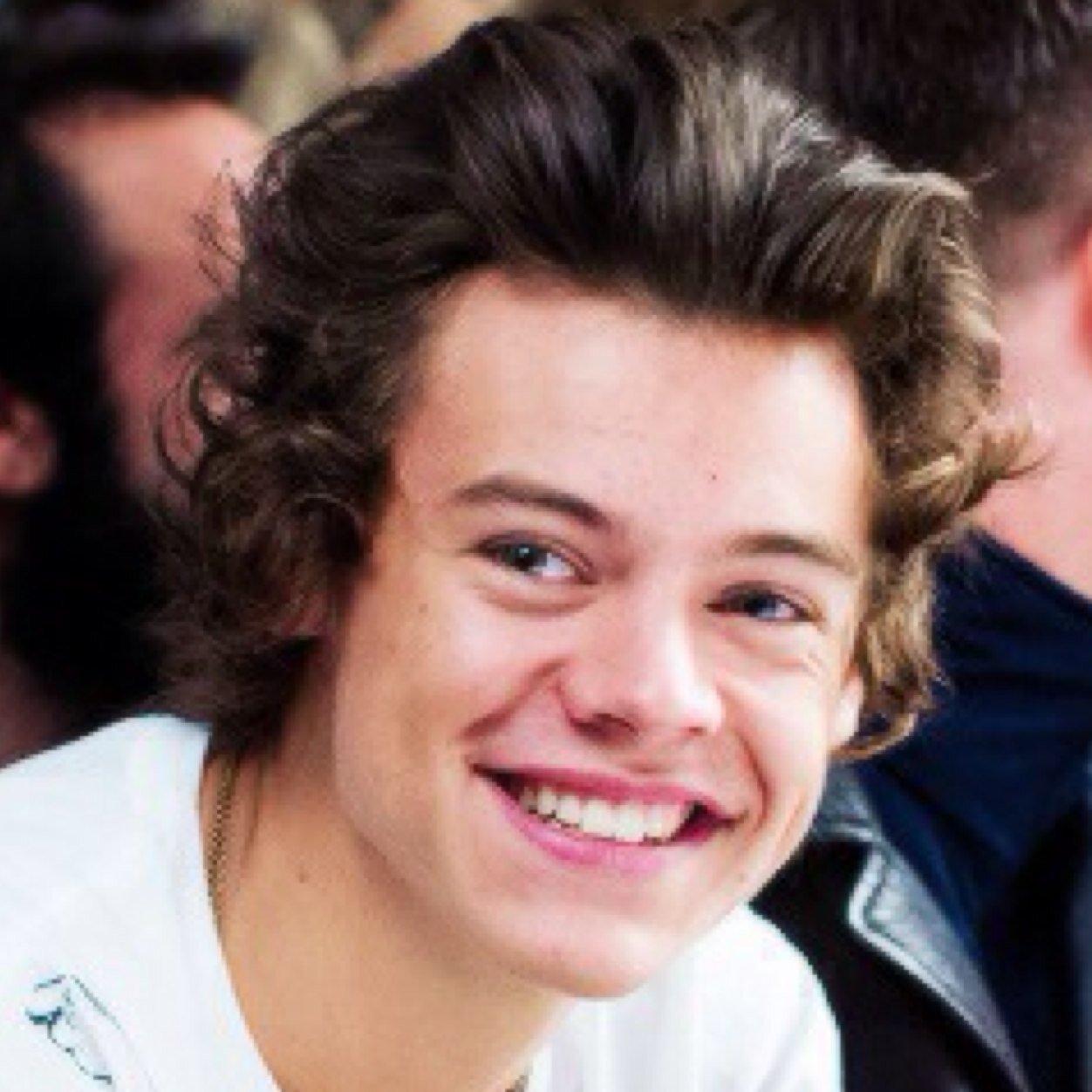 Please follow @hazzaeyesx thank you.