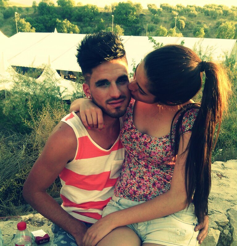 ¿Mi ídolo?Mi abuela, porque pese a todo por lo que ha pasado a lo largo de su vida todavía le quedan ganas para querer sonreír y ser feliz.Mii gordoo♡♡♥I.C.M