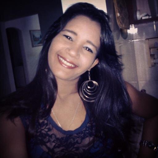 Estudiante de Idiomas Modernos. Apasionada por los amaneceres, atardeceres y de la Naturaleza..  Super simpatica y divertida!! Follow me!